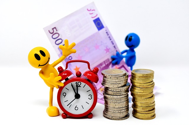 panáčci, budík a peníze.jpg