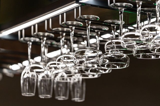 zavěšené sklenice