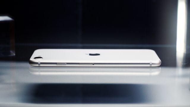 iPhone na stole